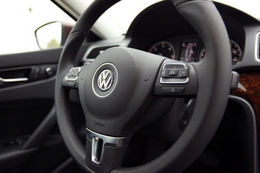  Volkswagen Passat 2011 года  (US) (фото 100 из 111)